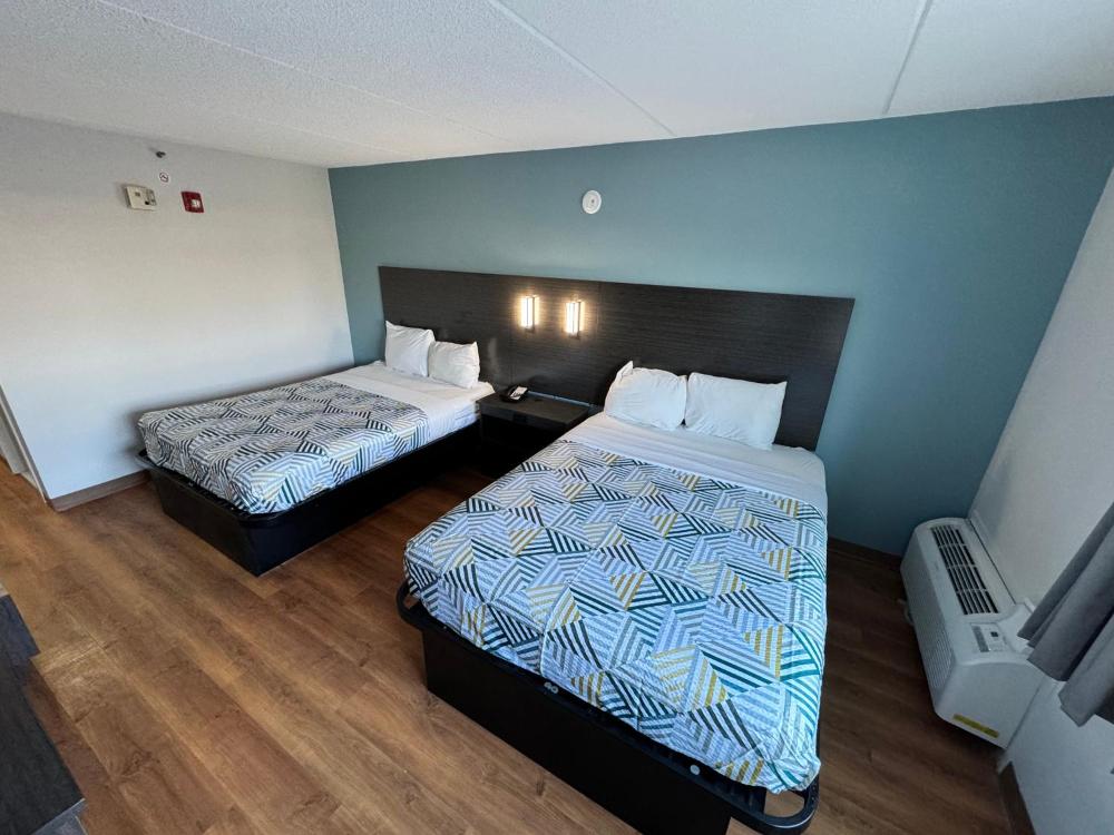 Queen Room with Two Queen Beds - Smoking interior